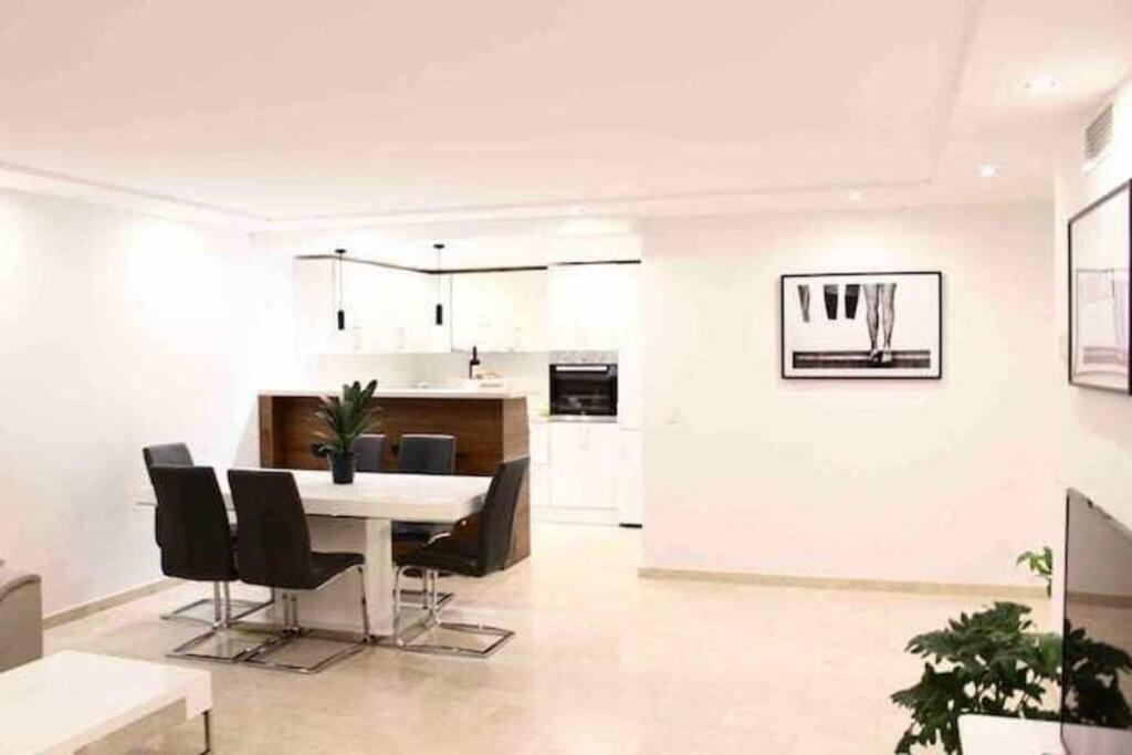 מארבלה Large Modern Beach Front Apartment, Rooftop Pool!! מראה חיצוני תמונה