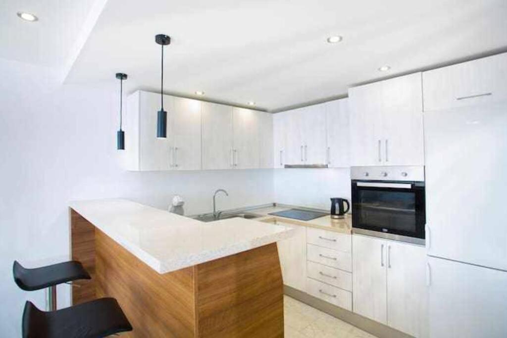 מארבלה Large Modern Beach Front Apartment, Rooftop Pool!! מראה חיצוני תמונה