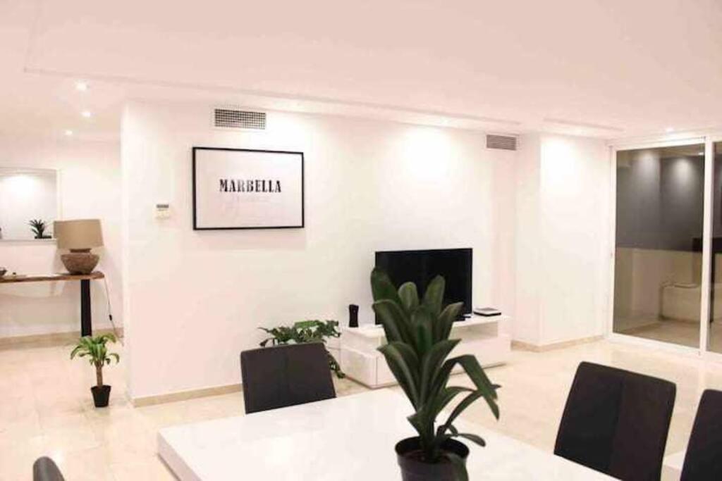 מארבלה Large Modern Beach Front Apartment, Rooftop Pool!! מראה חיצוני תמונה